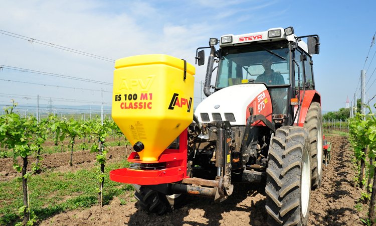 Single disc spreader ES 100 M1 Classic in the vineyard