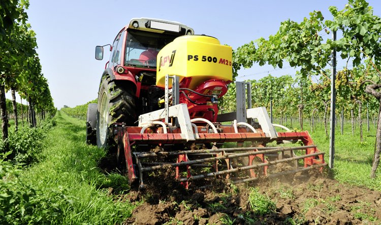APV Pneumatisches Sägerät Dünger Edition PS 500 M2 D aufgebaut auf einen Weingarten Grubber