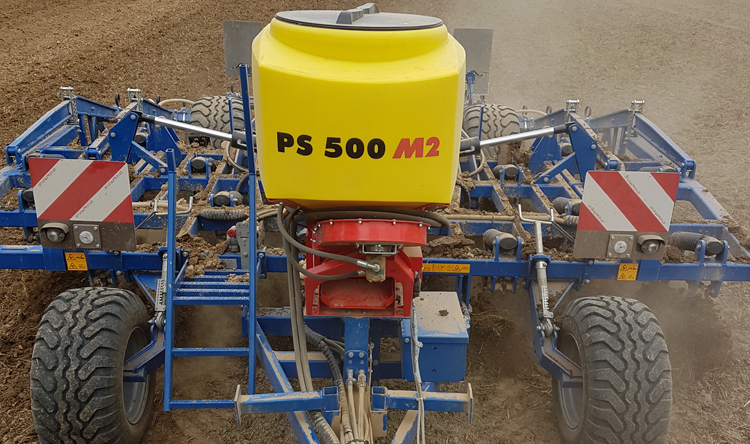 Das pneumatische Sägerät PS 500 M2 aufgebaut auf einem Bodenbearbeitungsgerät